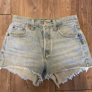 Levi’s 501 distressed Women light wash denim Shorts